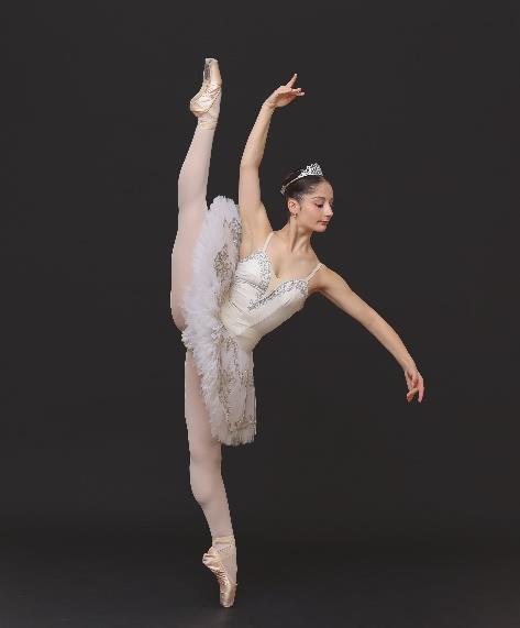 Advanced ballet student performing a classical extension on pointe